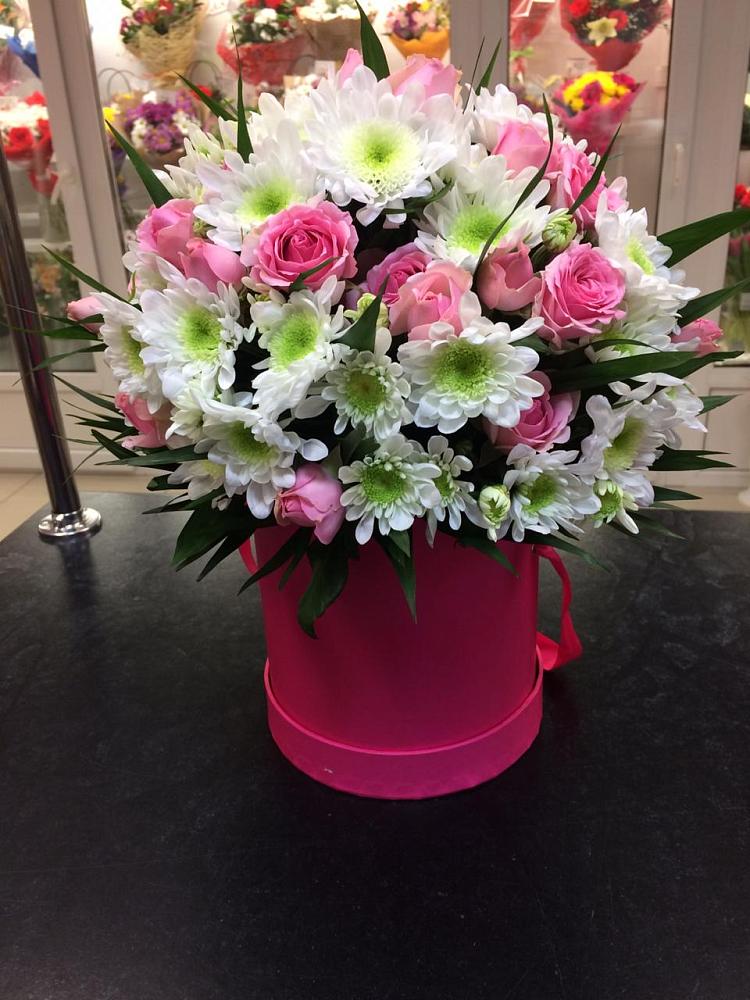 Цветочная композиция из Розы и Хризантемы в шляпной коробке в Виноградово