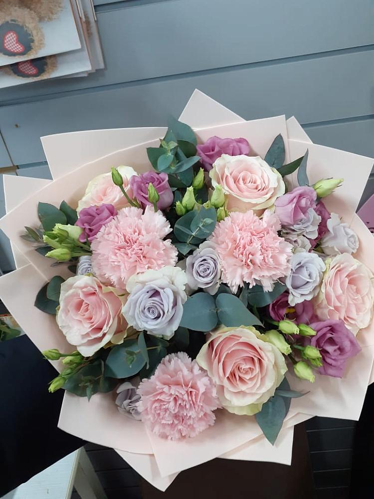 Букет цветов из: Розы, Гвоздики и Лизиантусы в Виноградово